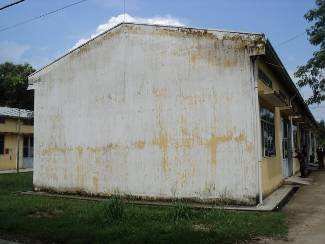 :Diese Hallenwand wurde auf den letzten Tag der offenen Tür neu gemalt. Also Jan. 2011. Das ist Qualität in Vietnam. Ein