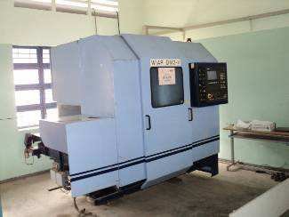 Hier steht eine CNC Vertikal Drehmaschine die Maschinen Nr.10024 im Raum der Gewerkschaft Schule von Frau Lan.