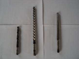 Links ein 8 mm Bohrer, Mitte eine Maschinen Reibahle, rechts die Handreibahle 8mm