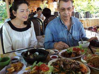 Links Xuan und rechts Jean Claude Mornier. Sie haben uns zum Mittagessen eingeladen. Viel und gutes Essen.