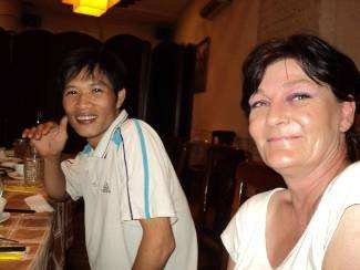 Links Robinson unser Chef Lehrer in Vietnam, rechts Iris.