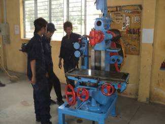 Diese alte Fräsmaschine kauften wir auch im Ricardo. Weil unten eine Spindel rausguckt, mussten wir ein Ständer machen, 