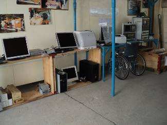Da müssen wir noch mehr Tische machen, wir haben schöne neue Computer bekommen vom der Basler Wirtschaftsförderungsstell