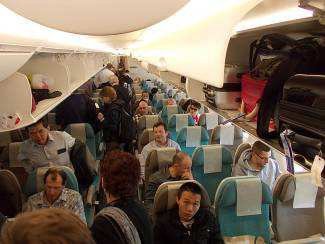 Das Erste mal flogen wir mit dem A 380 nach Vietnam. Es hat 3 Sitze beidseitig bei den Fenstern, in der Mitte 4, wie bei