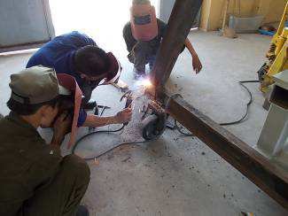 Hier wird noch eine Verstärkung angeschweisst; auch von einem Lehrersupporter.