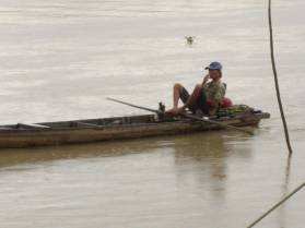 Am Ufer des Saigonrivers sehen wir diesen Fussruderer. Sieht speziell aus.