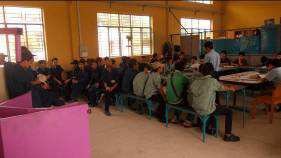 Wir haben den Lehrern schon vor Monaten gesagt, bitte neue Bänke und Tische machen für die neuen Lehrlinge. Doch in Viet