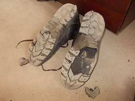 Das waren meine Schuhe; gekauft in der Landi in der Schweiz. Es steht, oelbeständige Sohlen! Unerklärlich, warum sich hi
