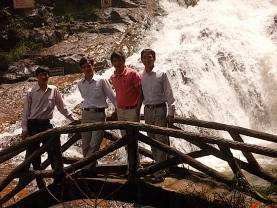 Auf dem Rückweg ca. 10 KM vor Dalat, haben wir einen schönen Wasserfall besichtigt. Der geht so viele Treppen herunter, 