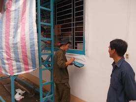 Blau werden die Fenstergitter