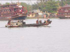 Wieder in Vietnam angekommen. Am Fluss in Saigon, wo wir ab und zu am Sonntag Kaffe trinken gehen und den Alltag auf dem