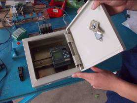 Im Raum 6a in der Elektroabteilung, beginnen wir jetzt so genannten „Tropen Cabinet Control“ Boxen. Wir wollen eine Über