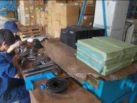 Ein Pallet Material kommt in die Schweiz. Gummi, den wir in Vietnam bestellten und Drehteile.,die wir extern einkauften 