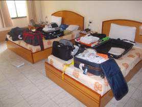 Das ist unser Hotel Zimmer. Ende des Aufenthaltes in Vietnam am 25.01.2012. Die Hälfte des Gepäckes bleibt in Vietnam fü