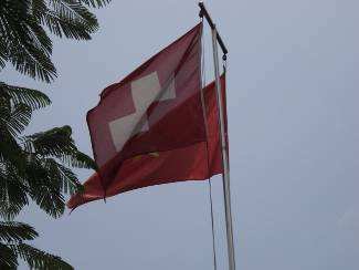Vietnam und Schweizer Flagge in der Schule