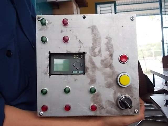 Hier hat der Lehrling A18 ein Muster gemacht für das Tropen Cabinet Control Steuergerät TCC. Wir werden 6 Stk. für Luand