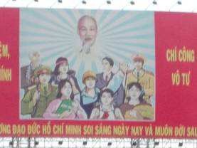 Am Sonntag 05.05.2013, sassen wir am Fluss in Saigon. Auf der anderen Seite des Flusses, sahen wir das grosse Plakat. Wa