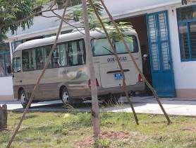 Mit dem Bus wollte das Spital 19 (von 30) das Hautlaser Gerät abholen, das der Verein KFKOK geschenkt bekam. Die Türe am
