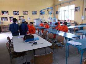 Um die Lehrer zu entlasten, haben wir die beiden A Lehrlinge gewählt, A 09 Hieu und A15 Truyen. Sie liessen die Sicherhe