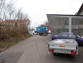 Jetzt fährt er los. DHL macht die Fracht immer für uns. In 38 Tagen soll der Container in Vietnam sein.
