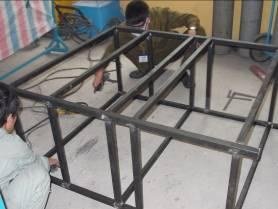 Eine Gruppe macht ein neues Gestell für unsere Metall Entspannungsanlage. Es soll ein transportfähiges Gestell sein, ein