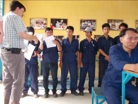 Hier gaben wir den Instruktoren eine Auszeichnung. Das ist wichtig in Vietnam.