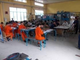 Wieder zurück in unserer Schule. Wir haben jetzt festgelegt, dass wir jeden Morgen zwischen 07.00h und 08.00h Theorie ma