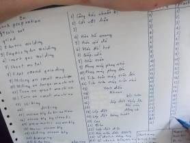 Da haben die Lehrlinge eine Selbsdeklaration machen müssen. Sie mussten sich selber Noten geben für das Drehen, Fräsen, 