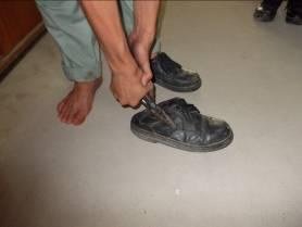 Einige Lehrlinge treten hinten die Schuhe herunter. Wir haben ihnen jetzt Luftlöcher in die Schuhe gemacht.