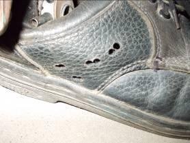 Luftlöcher das wollen sie aber nicht seither sehen wir keinen mehr mit herunter getretenen Schuhen.