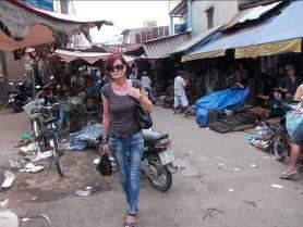 Wir haben keine Sägeblätter und Schleifscheiben gefunden in Vietnam. Sie schickten uns auf den Chinesischen Markt. Ein H