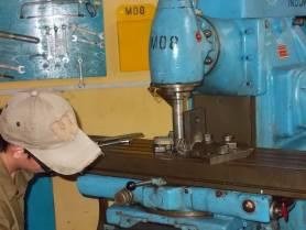 Schon mehrere Stunden hat die Induma Fräsmaschine in Vietnam auf dem Buckel.