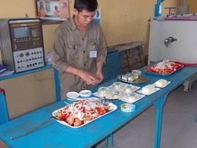 Unser Camau Lehrling B02 beim Vorbereiten. Es gab auch noch Tomaten/Zwiebeln Salat.
