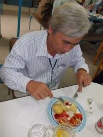 Unser Direktor Bang beim „Gschwelti“ essen.
