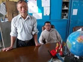 Links der Onkel, rechts der Vater des Lehrling. Der Lehrling kommt von weit weg, aus dem Norden von Vietnam.