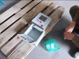 Hier machen wir 2 kleine Schränke für die Gäste Schutzbrillen.