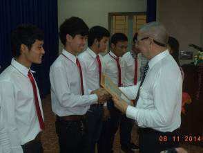 J.C. Monnier, ein Schweizer in Vietnam gratuliert den offensichtlich glücklichen Studenten.