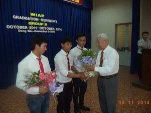 Herr Le Thung Hieu, unser Freund und Koordinator übergibt Blumen.
