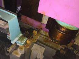 Diese Maschine arbeitet Mannarm. Vollautomatisch, ohne Operateur. Es muss nur alle ca. 30 Minuten die fertigen Teile weg